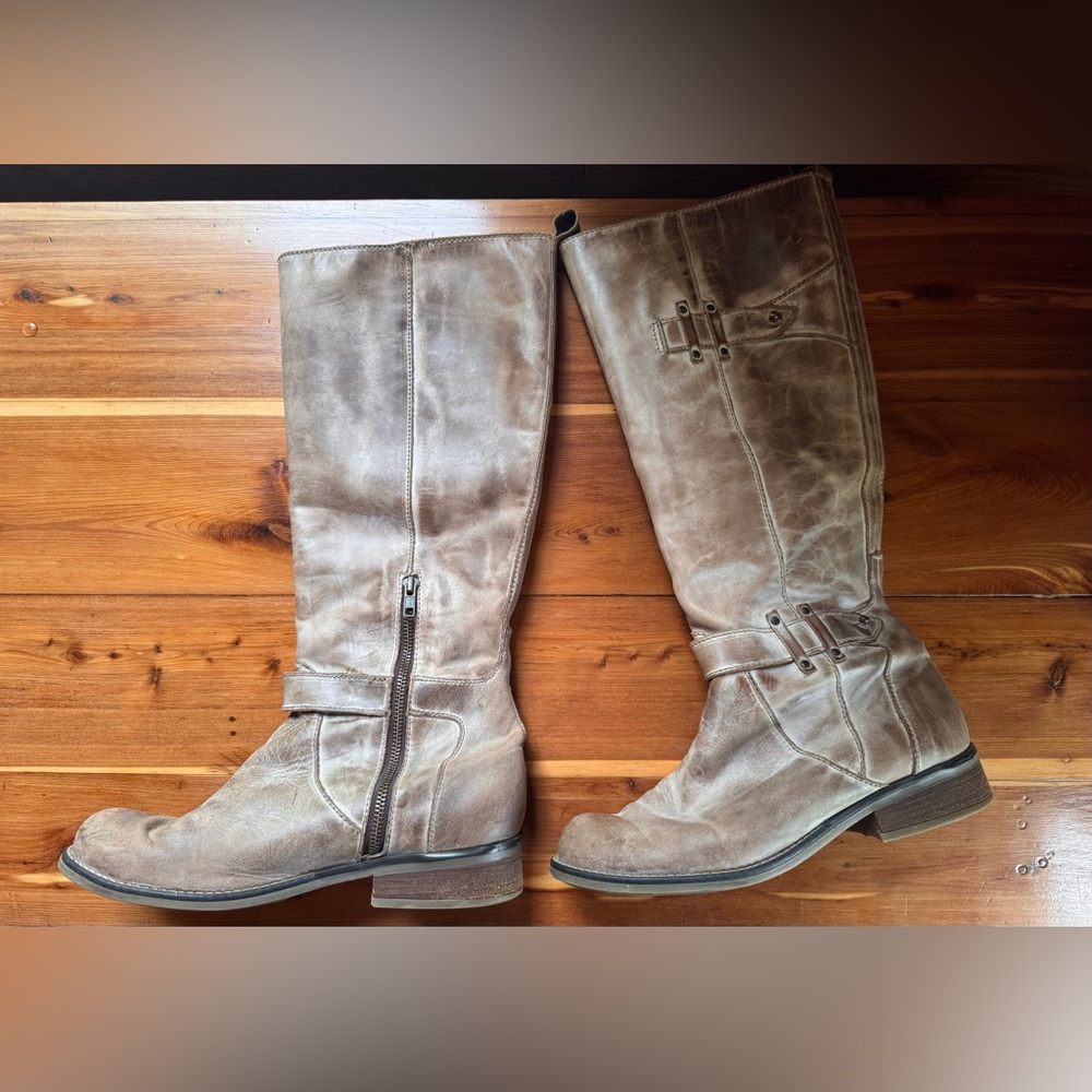 Corral P5016 Cowgirl Boots Size 10M
Genuine leather Distressed taupe